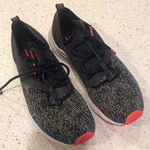 New Balance tennis shoes